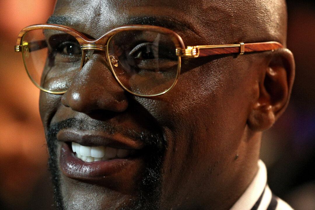 Floyd Mayweather, Jr.: Boxer Hints Coming out of Retirement Is a Possibility