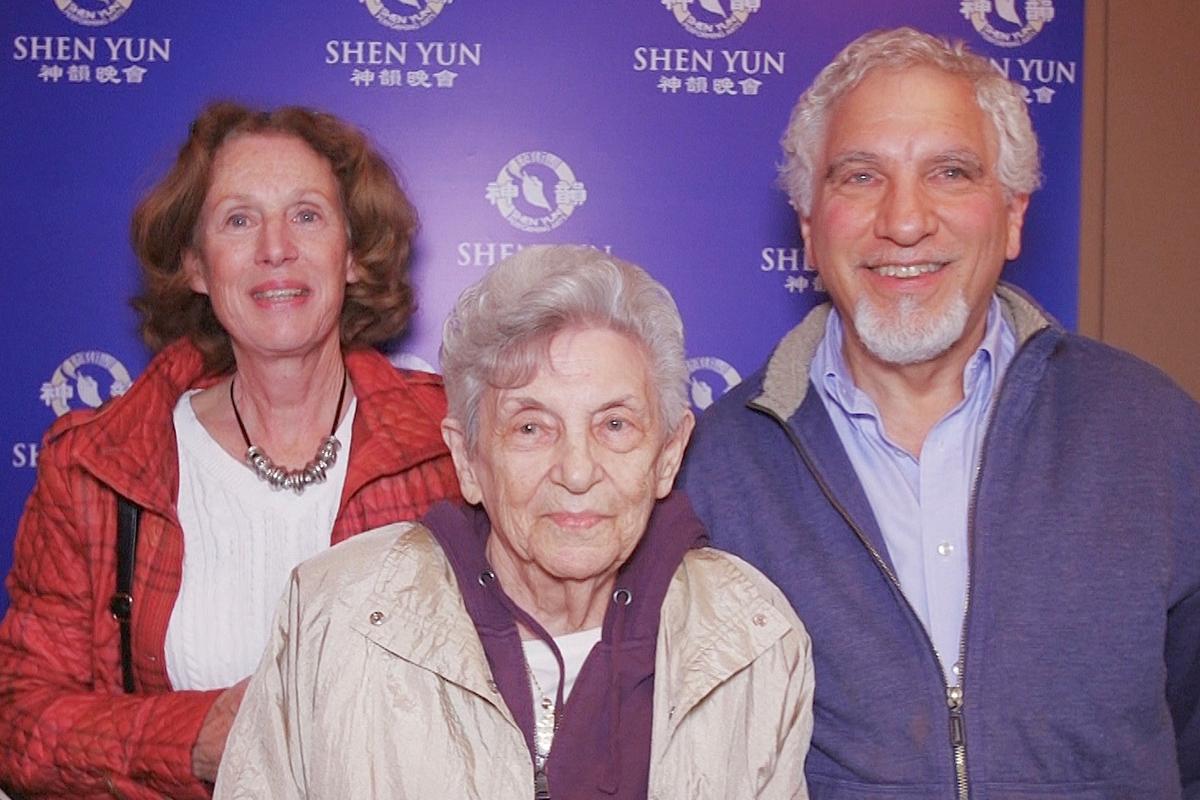 90-Year-Old Praises Life Lessons in Shen Yun