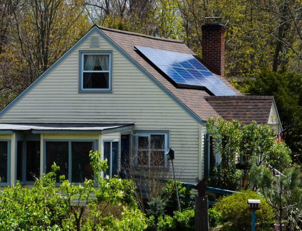 House with rooftop solar panels in Middletown on April 30, 2016. (Yvonne Marcotte/Epoch Times)