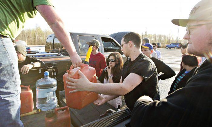 People Rush to Aid Fort McMurray Fire Evacuees