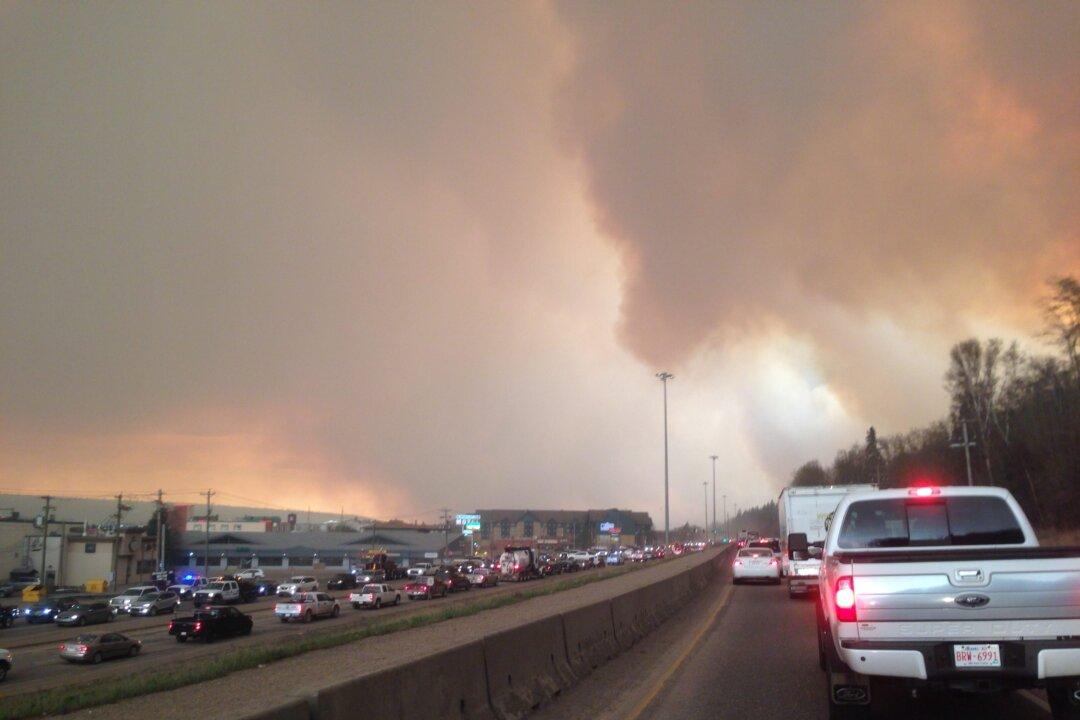 Residents Evacuated as Fires Threaten Canada Oil Sands Town