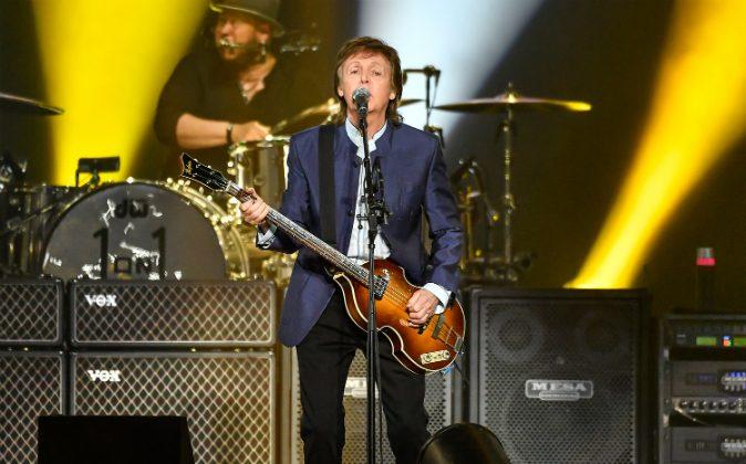 Paul McCartney Duet With Young Fan in Argentina