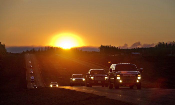 Fort McMurray: Dramatic 1,500-Car Convoy Evacuation Underway as Fire Rages