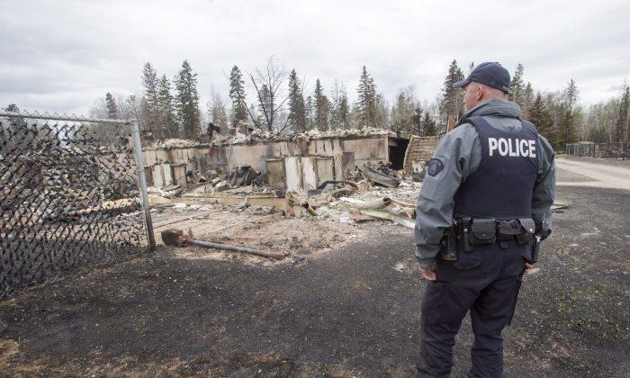 Firefighter Who Lost Home Vows to Rebuild in Fort McMurray