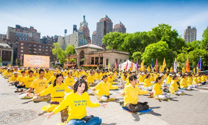 Meditation and Performances at NYC’s Union Square Celebrate 24 Years of Falun Gong