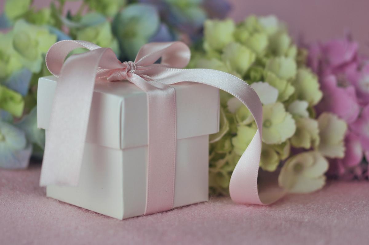 Bride and Groom Ask Wedding Guest for Better Wedding Gift