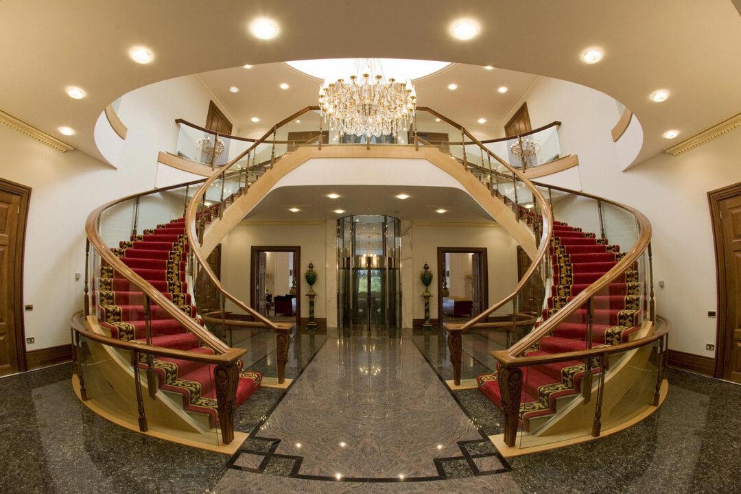 ‘Kleptocracy Tour’: London Sightseeing With a Difference