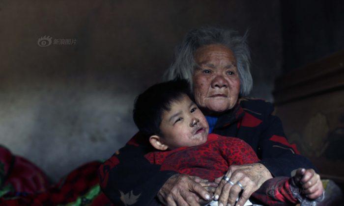 Pictures: Rural Chinese Kids Raised by Senile Grandmother Grow Up Mute