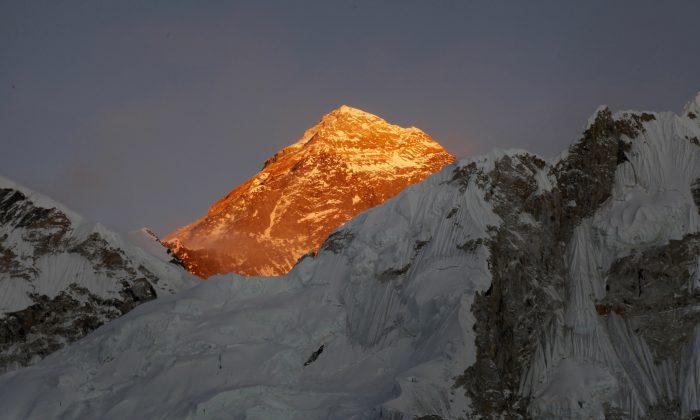 Dutch Man, Australian Woman Die on Descent From Mount Everest Summit