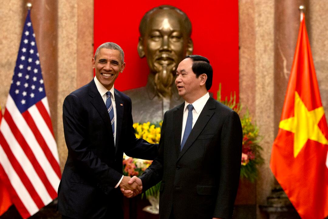 Obama Lifts Decades-Old Arms Ban in His 1st Visit to Vietnam