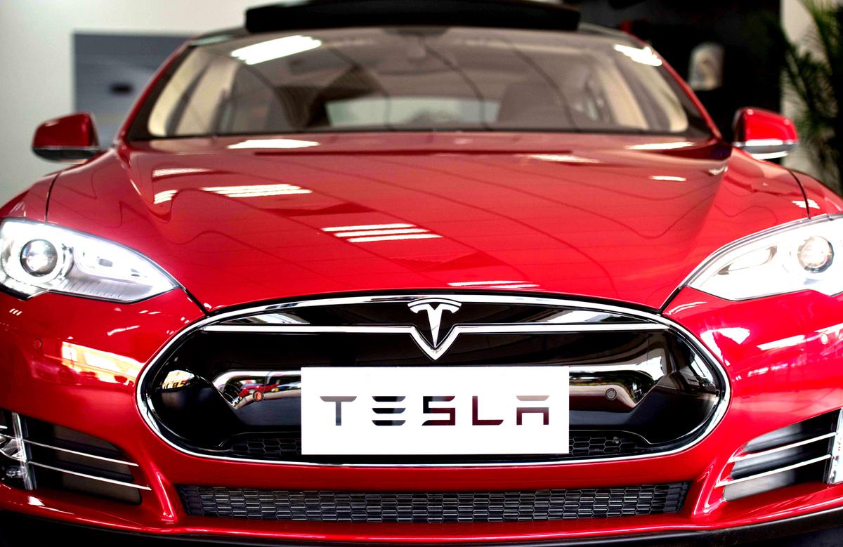 Driver Fast Asleep as Tesla Autopilot Cruises Through Traffic