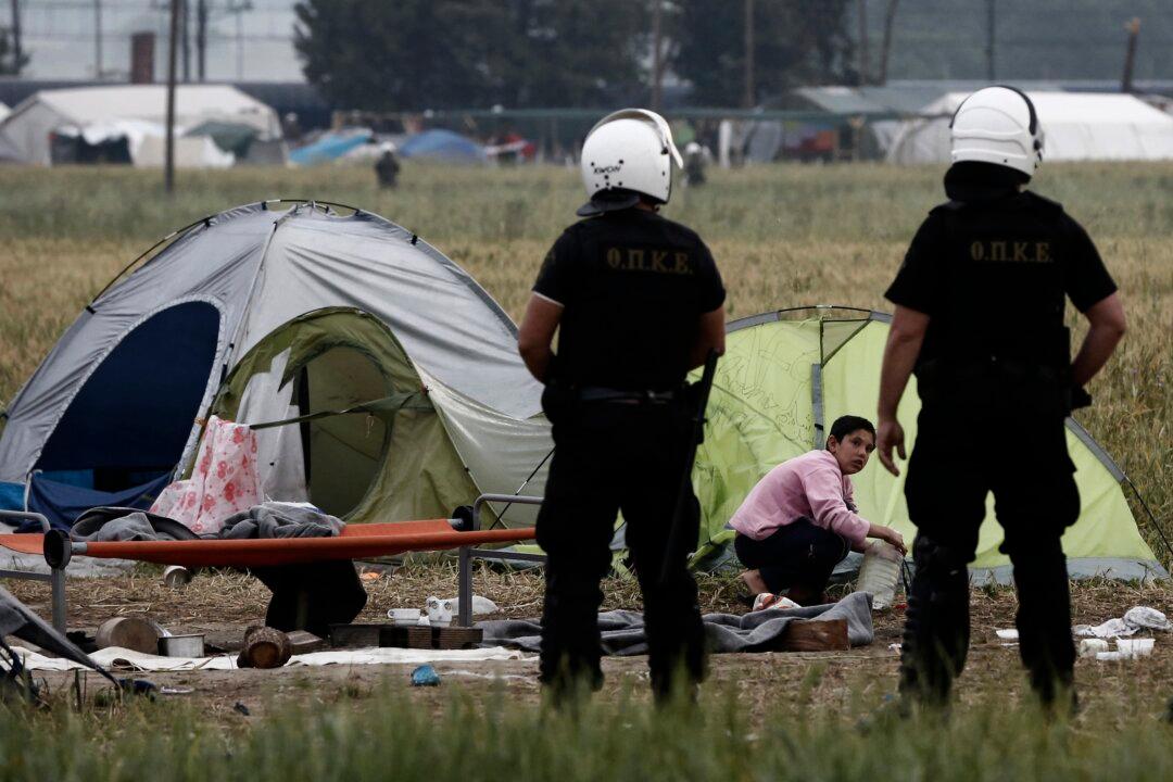 Greek Police Evacuate Hundreds From Idomeni Refugee Camp