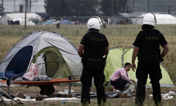 Greek Police Evacuate Hundreds From Idomeni Refugee Camp