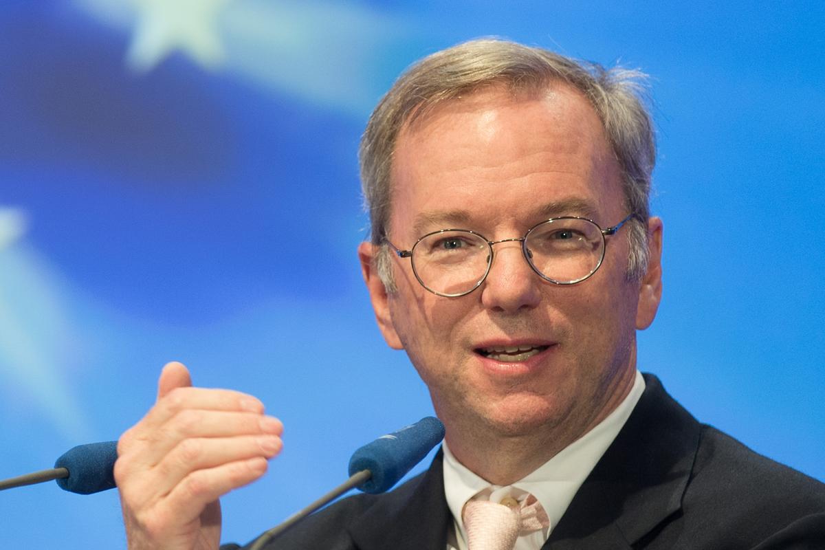 Google Ex-boss Schmidt Reveals He Has an iPhone