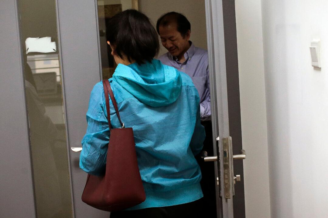 Chinese Women Look Abroad for Sperm Donors Amid China’s Shortage