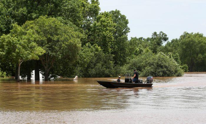 Floods in Texas, Kansas Leave at Least 6 Dead, 2 Missing