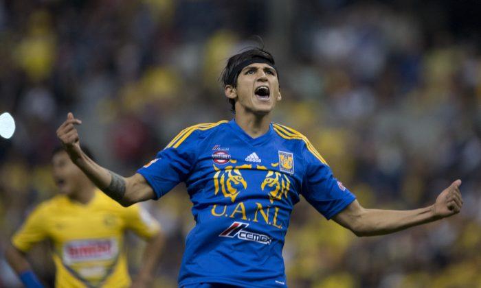 Soccer Player Alan Pulido Fights Off Kidnapper, Takes His Gun and Phone, Calls Police