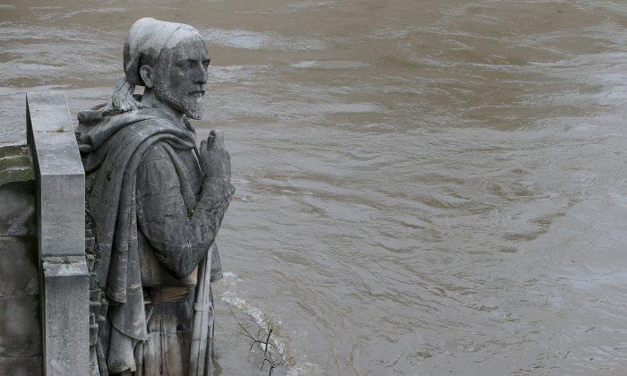 Paris Flooding Reaches Highest Peak in Decades, Louvre Closes Down to Protect Art