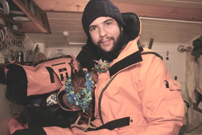 Photos: Man Sails Around the World With His Pet Chicken