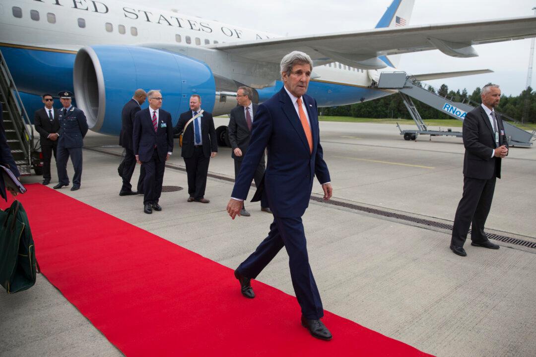 Kerry, in Norway, Sees Iran FM Over Nuke Deal Sanctions