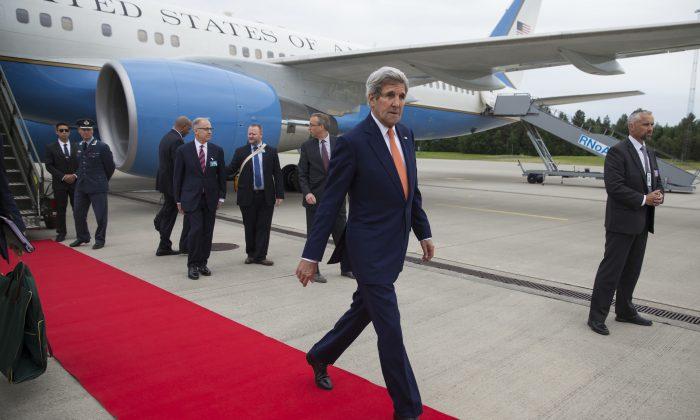 Kerry, in Norway, Sees Iran FM Over Nuke Deal Sanctions
