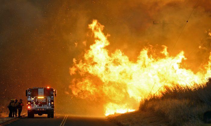 Firefighters Battle California Brushfire as Heatwave Looms