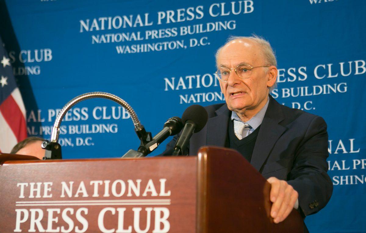 David Matas presents a new report on mass organ harvesting in China, at the National Press Club in Washington on June 22, 2016. (Lisa Fan/Epoch Times)