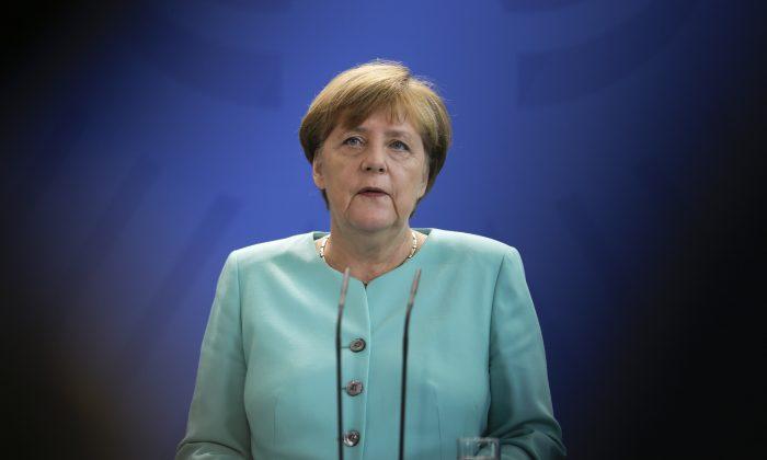 Deutsche Bank Drops Further as Merkel Gives No Sign of Help