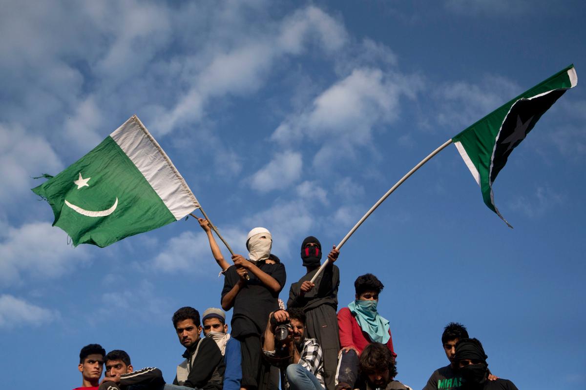 16 Dead in Indian Kashmir Protests After Top Rebel Killed