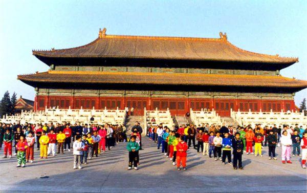 Practitioners of the Falun Gong spiritual practice doing standing exercises in Beijing before the persecution began in 1999. (Courtesy of Minghui.org)