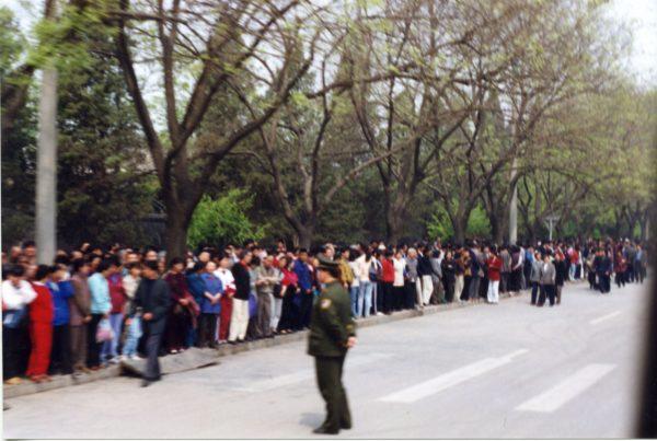 Falun Gong practitioners gathered near Zhongnanhai to peacefully appeal for their freedom of belief, on April 25, 1999. (Photo courtesy of Minghui.org)