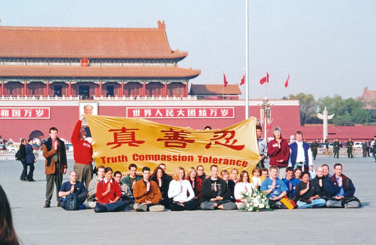 Falun Gong practitioners from 12 countries peacefully appeal for an end to the persecution and torture of their Chinese counterparts, on Tiananmen Square in Beijing in 2001. (Minghui.org)