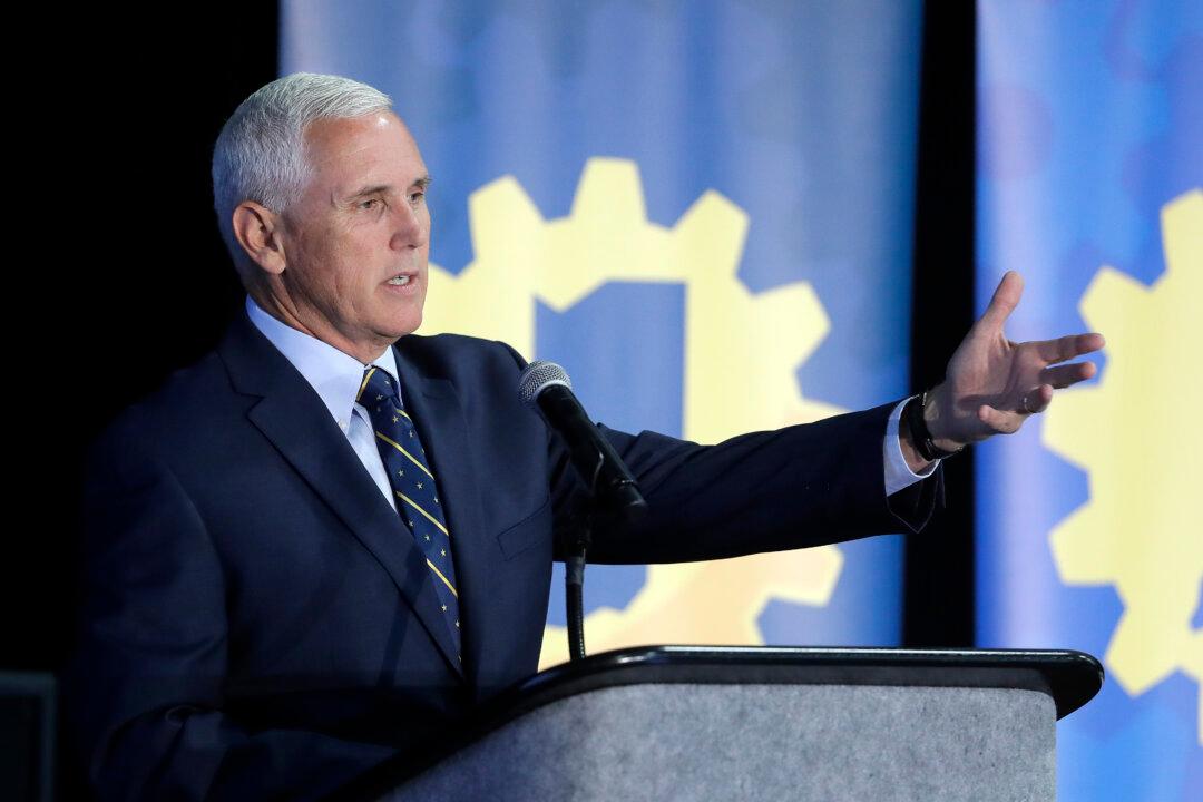 With Pence a Favorite, Trump Postpones Naming Running Mate