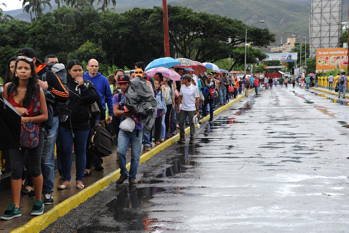 Thousands of Venezuelans Enter Colombia for Food, Medicine