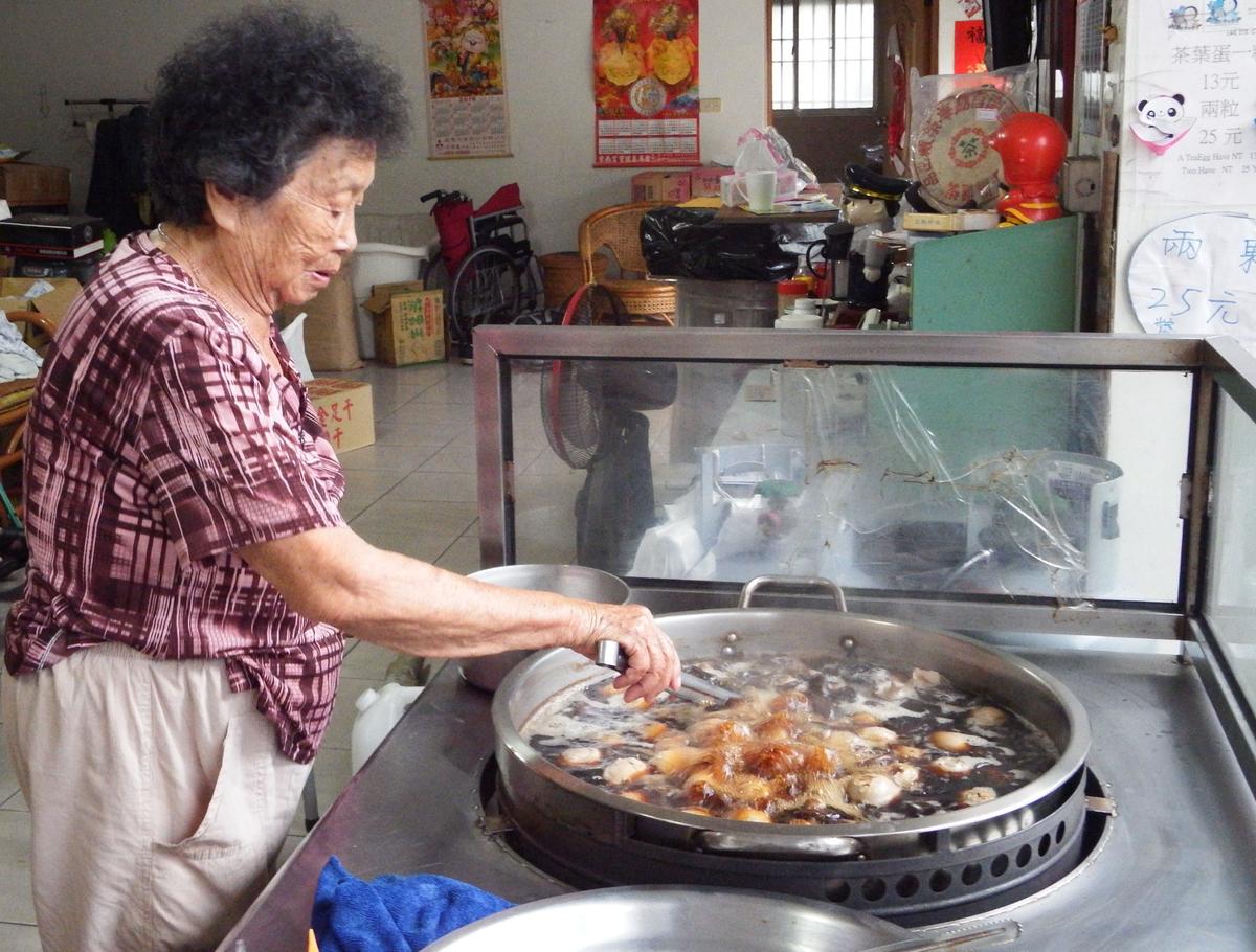 86-year-old Taiwanese Businesswoman Unfazed by Decline in Tourism