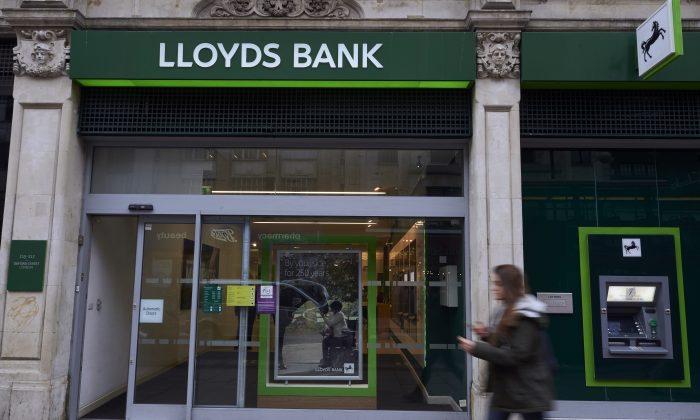 Lloyds Cuts 3,000 Jobs as Brexit Fears Take Shape