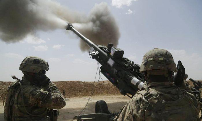 U.S. soldiers fire an M777 howitzer at Kara Soar Base, Iraq, on May 23, 2016. (Sgt. Paul Sale/U.S. Army via AP)
