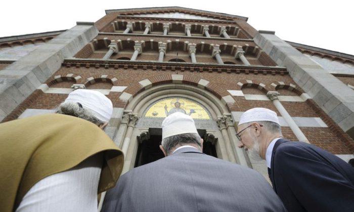 Muslims Go to Catholic Mass in France, Italy to Show Solidarity