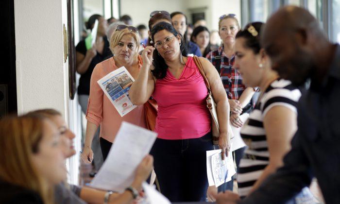 US Adds a Robust 255K Jobs; Unemployment Stays 4.9 Pct.