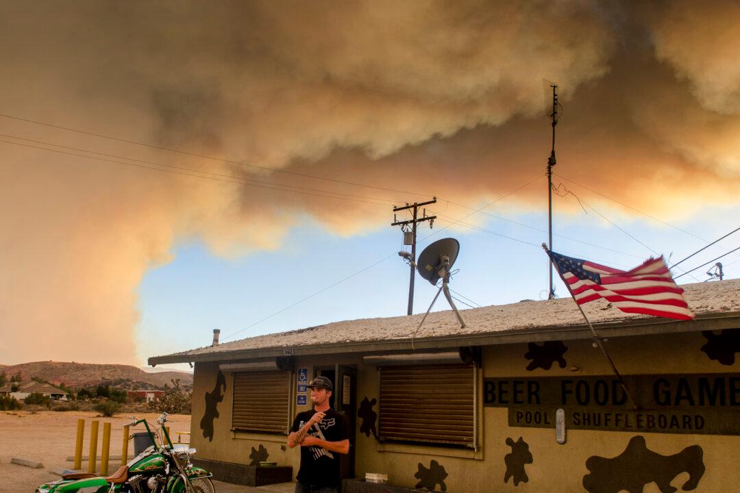 Southern California Wildfire Surges, Threatens Thousands of Homes