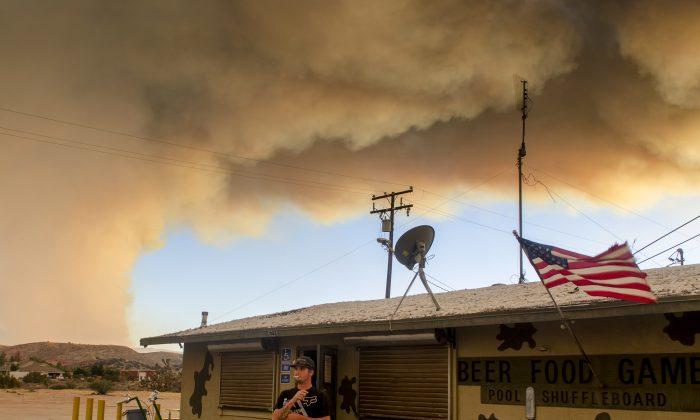 Southern California Wildfire Surges, Threatens Thousands of Homes