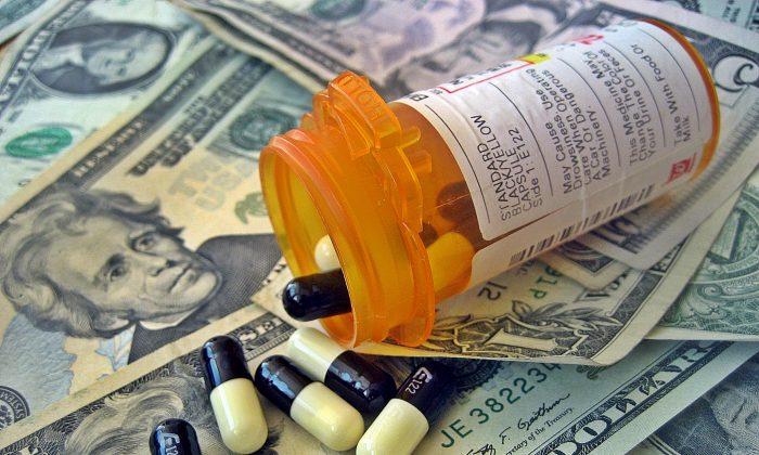 Medicine and money. (Images Money|CC BY 2.0)