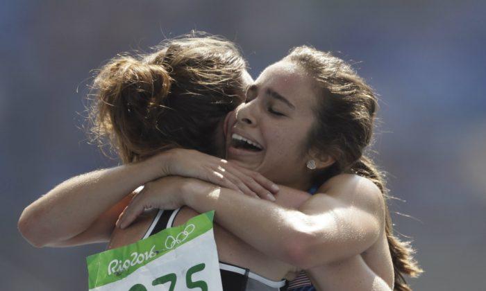 Runner Who Helped Opponent Hurts Knee, Won’t Return to Olympics