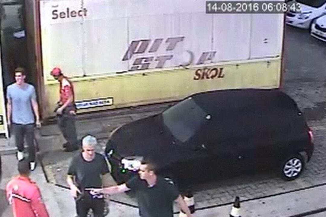 US Swimmer Ryan Lochte Apologizes for Fabricated Robbery Story