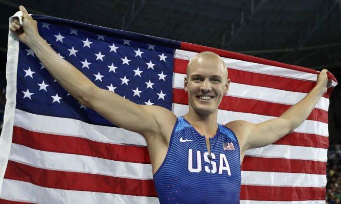Rio 2016: American Pole Vaulter Stands at Attention During National Anthem