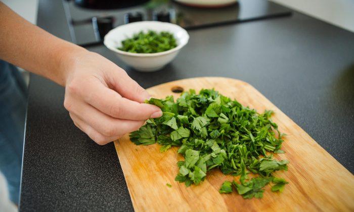 Parsley for Bladder Infections, Osteoporosis, Digestive Problems, and Healthy Menstruation