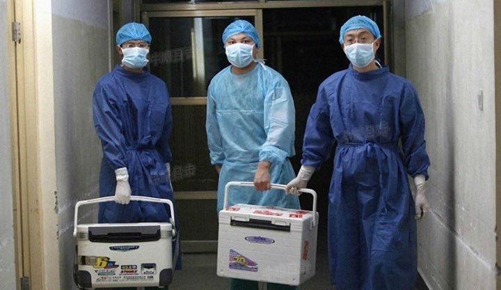 Chinese doctors carry organs for transplant at a hospital in Henan Province on Aug. 16, 2012. (Screenshot/Sohu.com)