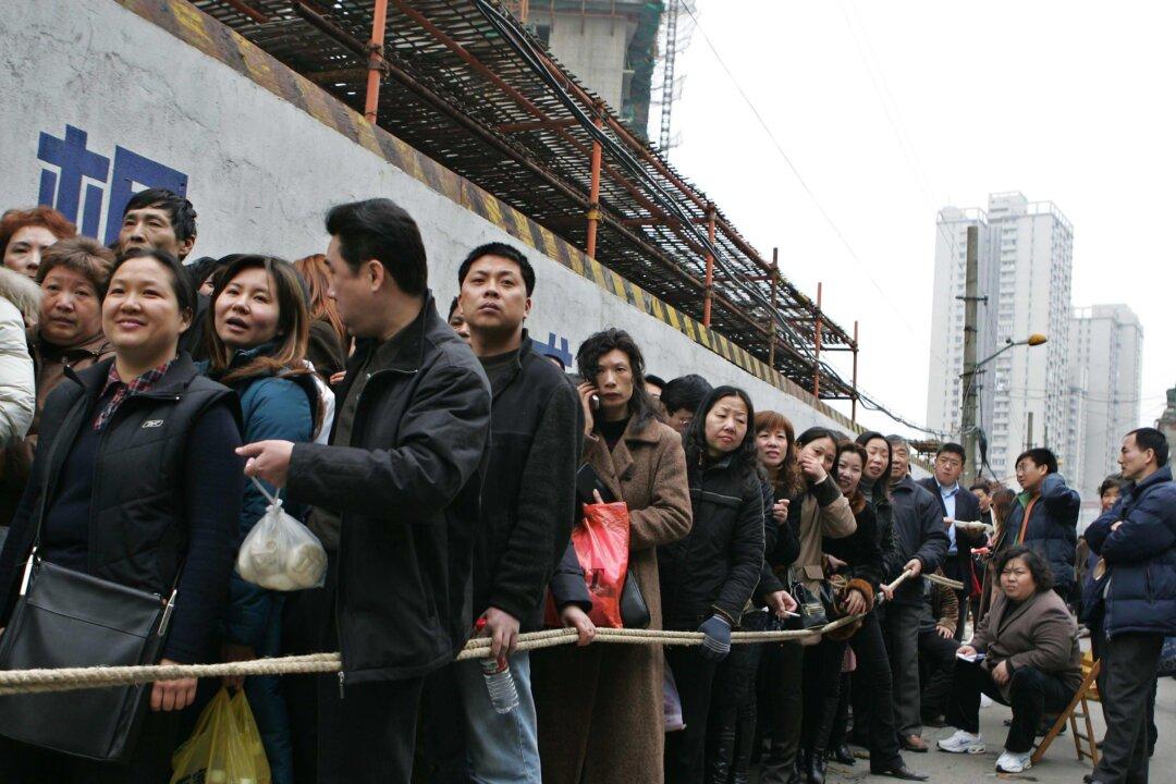 Divorce Rate Surges in Shanghai as Couples Rush for Houses