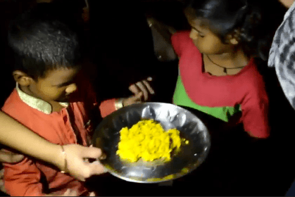 ‘Robin Hood Army’ Feeds the Poor in India, Pakistan (Video)
