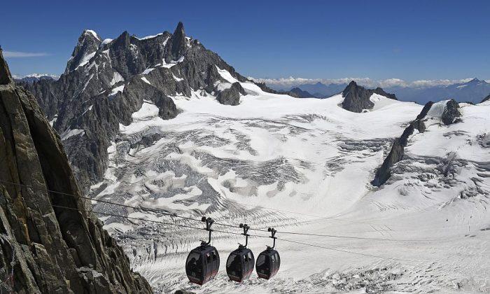 110 People Stuck in Cable Cars at Mont Blanc in Alps